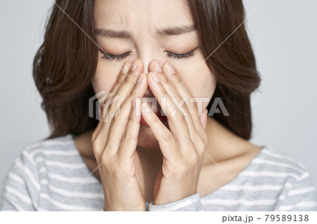 若い女性 女性 女 79589138
