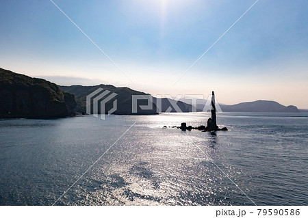ドローン空撮  ローソク岩とエメラルドグリーンの海  北海道余市町の観光イメージ 79590586