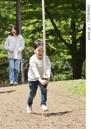公園でフィールドアスレチックを楽しむ子供 79590863