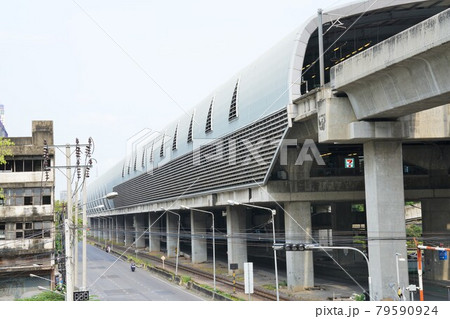 タイ・バンコクにある、タイ国有鉄道(SRT)アソーク駅と線路 タイ・バンコクにある、タイ国有鉄道(SRT)アソーク駅と線路 79590924