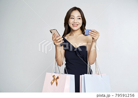 ショッピング 買い物 若い女性 79591256