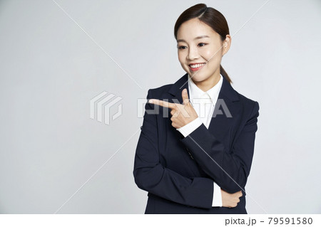 ビジネスウーマン 若い女性 女性 79591580