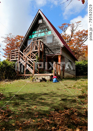 氷ノ山山頂までの登山道側に立つ大段ヶ平コース大屋町避難小屋　縦位置　地面を多めに 79592029