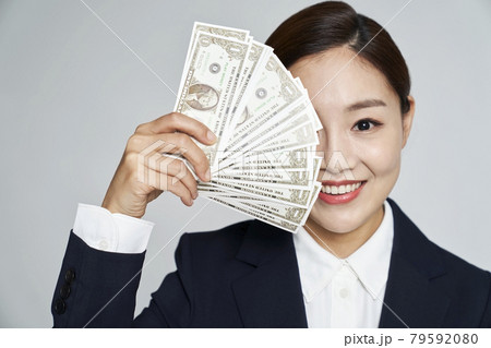 ビジネスウーマン 若い女性 女性 79592080