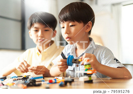 プログラミング教材を組み立てる男の子 プログラミング教材を組み立てる男の子 79595276