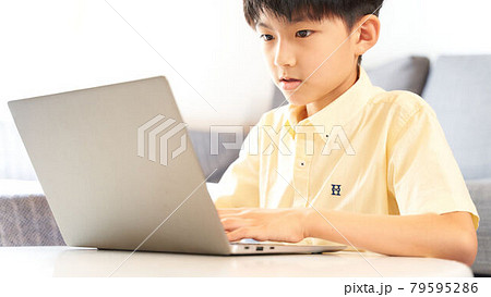ノートパソコンを操作する男の子 79595286