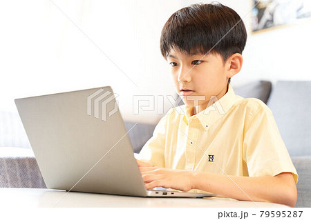 ノートパソコンを操作する男の子 ノートパソコンを操作する男の子 79595287