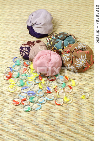 着物の生地で作った古いお手玉とおはじき、畳バック 着物の生地で作った古いお手玉とおはじき、畳バック 79595310