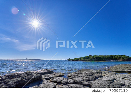 備瀬崎で撮影した備瀬岬と伊江島 夏の沖縄 79597150