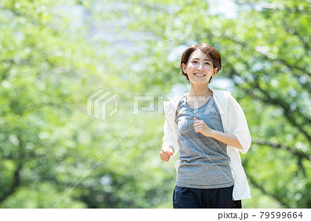 ジョギング  女性 ミドル 79599664