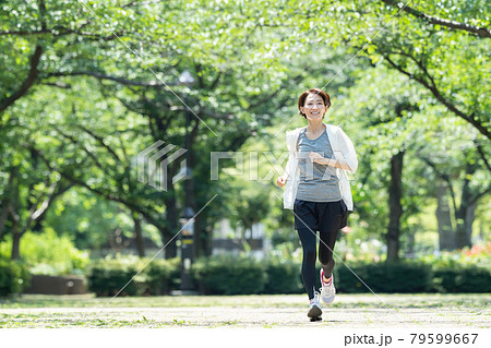 ジョギング  女性 ミドル 79599667