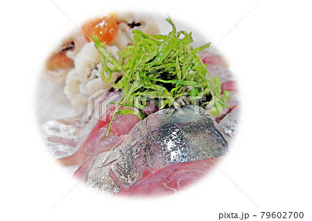 家庭的で素朴な自宅調理の「アジの刺身とハモの湯引き」水彩画風 絵手紙 家庭的で素朴な自宅調理の「アジの刺身とハモの湯引き」水彩画風 絵手紙 79602700