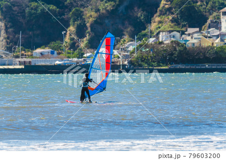 【白波立つ春の嵐の中でウィンドサーフィン】 79603200