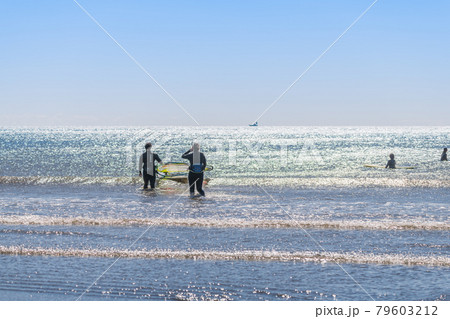 【白波立つ春の嵐の中でウィンドサーフィンの準備中】 79603212