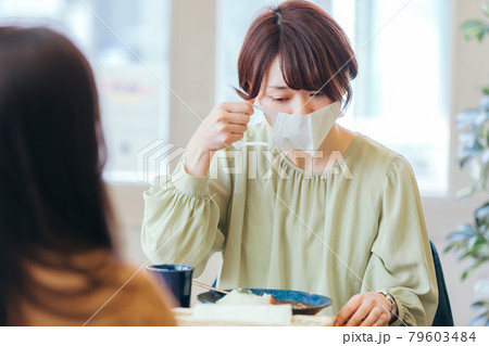 マスク会食・マスク飲食する女性 79603484