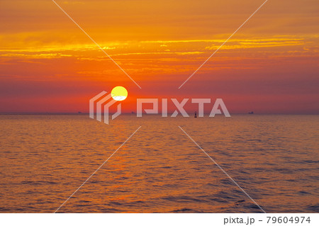 瀬戸内海に沈む夕日 瀬戸内海に沈む夕日 79604974