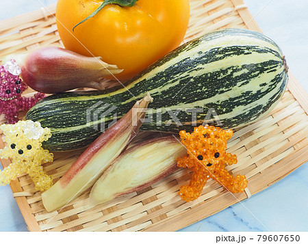 新鮮な夏野菜と手作りビーズテディベア 79607650