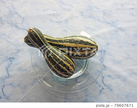 収穫した夏野菜ウリ科のズッキーニ 79607671