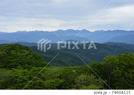 初夏の山頂から見える景色 79608115