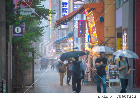 日本の東京都市景観 ゲリラ雷雨で霞む秋葉原の街並み。突然の急変に人影が消えた…＝7月11日 79608252