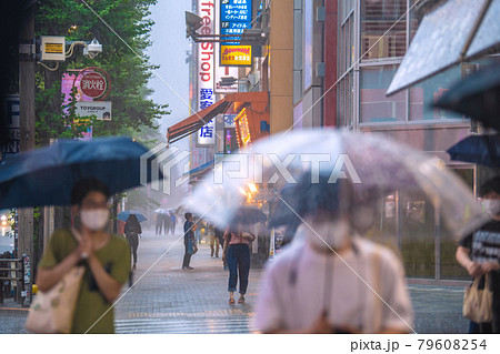 日本の東京都市景観 ゲリラ雷雨で霞む秋葉原の街並み。突然の急変に人影が消えた…=7月11日 日本の東京都市景観 ゲリラ雷雨で霞む秋葉原の街並み。突然の急変に人影が消えた…=7月11日 79608254