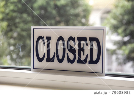 Close up shot of close sign on window	 79608982