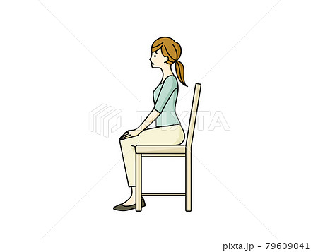 椅子に座っている反り腰の女性 79609041