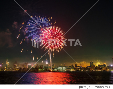 Fireworks celebration of July 4th with the famous Manhattan skyline Fireworks celebration of July 4th with the famous Manhattan skyline 79609793