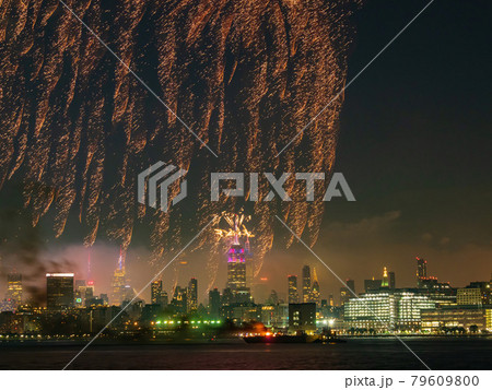 Fireworks celebration of July 4th with the famous Manhattan skyline Fireworks celebration of July 4th with the famous Manhattan skyline 79609800