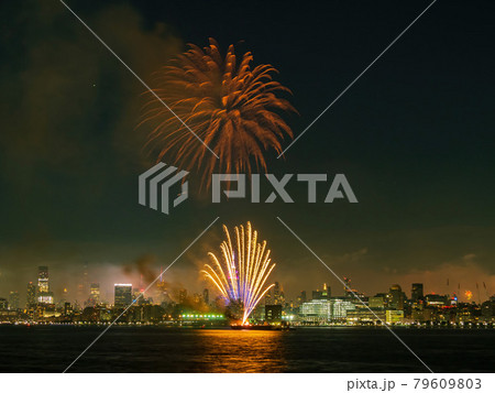 Fireworks celebration of July 4th with the famous Manhattan skyline Fireworks celebration of July 4th with the famous Manhattan skyline 79609803