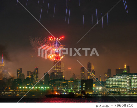 Fireworks celebration of July 4th with the famous Manhattan skyline Fireworks celebration of July 4th with the famous Manhattan skyline 79609810