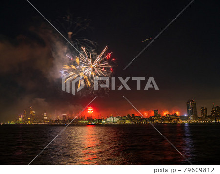Fireworks celebration of July 4th with the famous Manhattan skyline Fireworks celebration of July 4th with the famous Manhattan skyline 79609812
