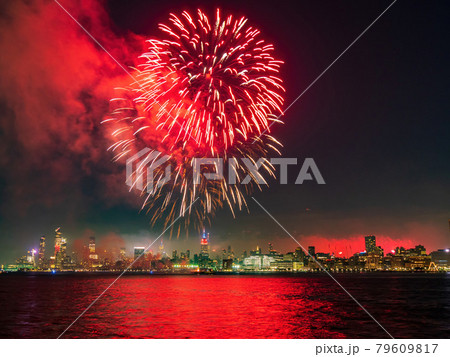 Fireworks celebration of July 4th with the famous Manhattan skyline Fireworks celebration of July 4th with the famous Manhattan skyline 79609817
