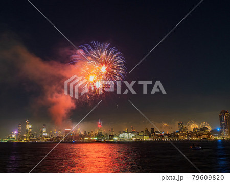 Fireworks celebration of July 4th with the famous Manhattan skyline Fireworks celebration of July 4th with the famous Manhattan skyline 79609820