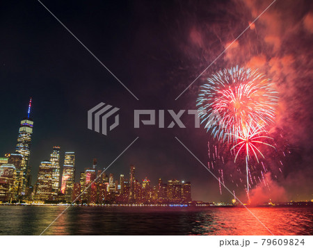 Fireworks celebration of July 4th with the famous Manhattan skyline Fireworks celebration of July 4th with the famous Manhattan skyline 79609824