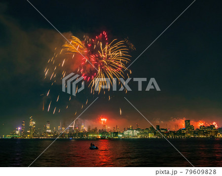Fireworks celebration of July 4th with the famous Manhattan skyline Fireworks celebration of July 4th with the famous Manhattan skyline 79609828