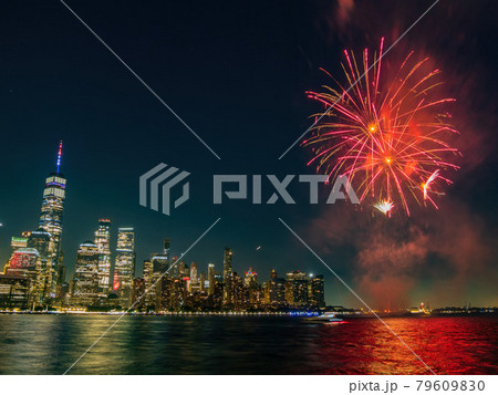 Fireworks celebration of July 4th with the famous Manhattan skyline Fireworks celebration of July 4th with the famous Manhattan skyline 79609830