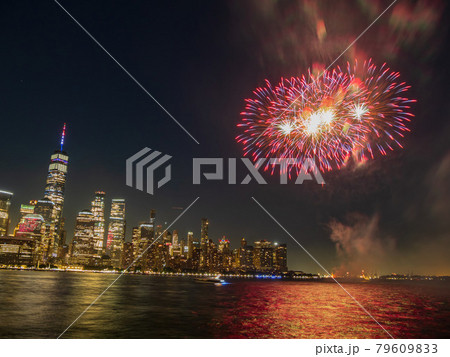 Fireworks celebration of July 4th with the famous Manhattan skyline Fireworks celebration of July 4th with the famous Manhattan skyline 79609833