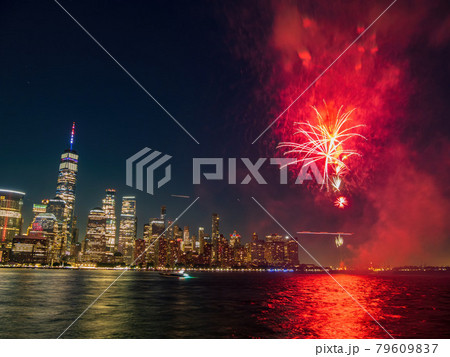 Fireworks celebration of July 4th with the famous Manhattan skyline Fireworks celebration of July 4th with the famous Manhattan skyline 79609837