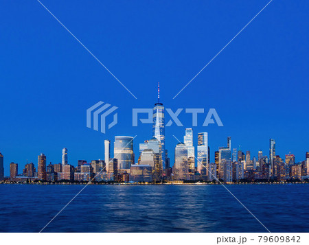 Night view of the famous Manhattan skyline 79609842