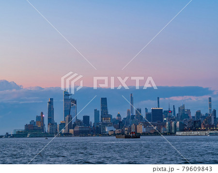 Sunny view of the famous Manhattan skyline Sunny view of the famous Manhattan skyline 79609843