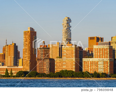 Sunny view of the famous Manhattan skyline Sunny view of the famous Manhattan skyline 79609848