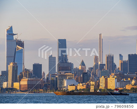 Sunny view of the famous Manhattan skyline Sunny view of the famous Manhattan skyline 79609850