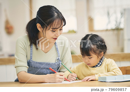 お母さんと勉強をする女の子 お母さんと勉強をする女の子 79609857