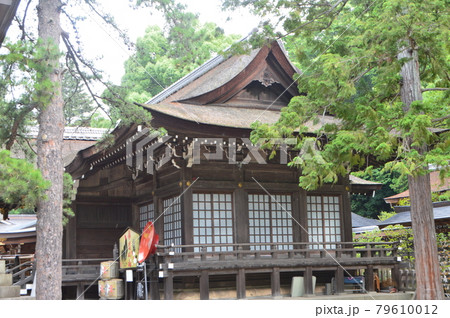 横から見た「武田神社の拝殿」（山梨県甲府市甲府市古府中町2611） 79610012