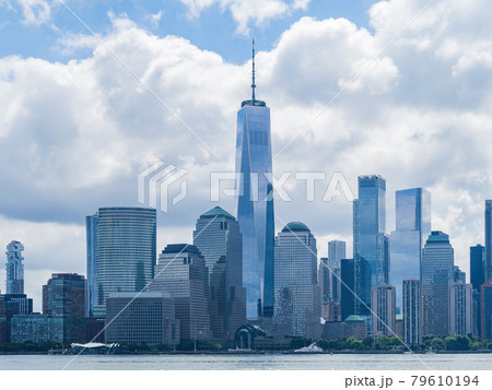 Overcast view of the famous Manhattan skyline Overcast view of the famous Manhattan skyline 79610194
