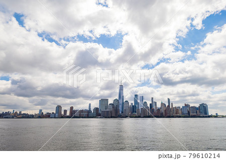 Overcast view of the famous Manhattan skyline Overcast view of the famous Manhattan skyline 79610214