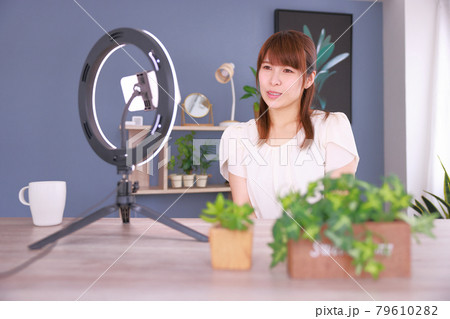 _LEDリングライトでテレビ電話_友人の悲しい話に同情する女性1 _LEDリングライトでテレビ電話_友人の悲しい話に同情する女性1 79610282
