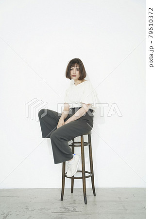 シンプルなファッションの女性ポートレート 79610372