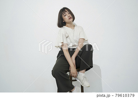 シンプルなファッションの女性ポートレートの写真素材